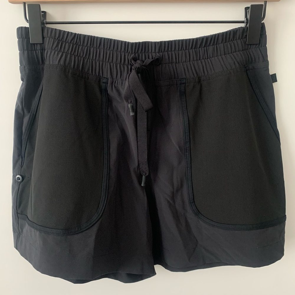 Lululemon Roll-Up Shorts Black Size 4